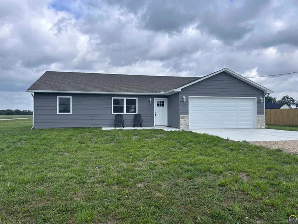 $247,900 | 215 Sycamore Street, Americus, KS 66835