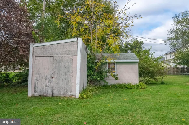 a view of a back yard