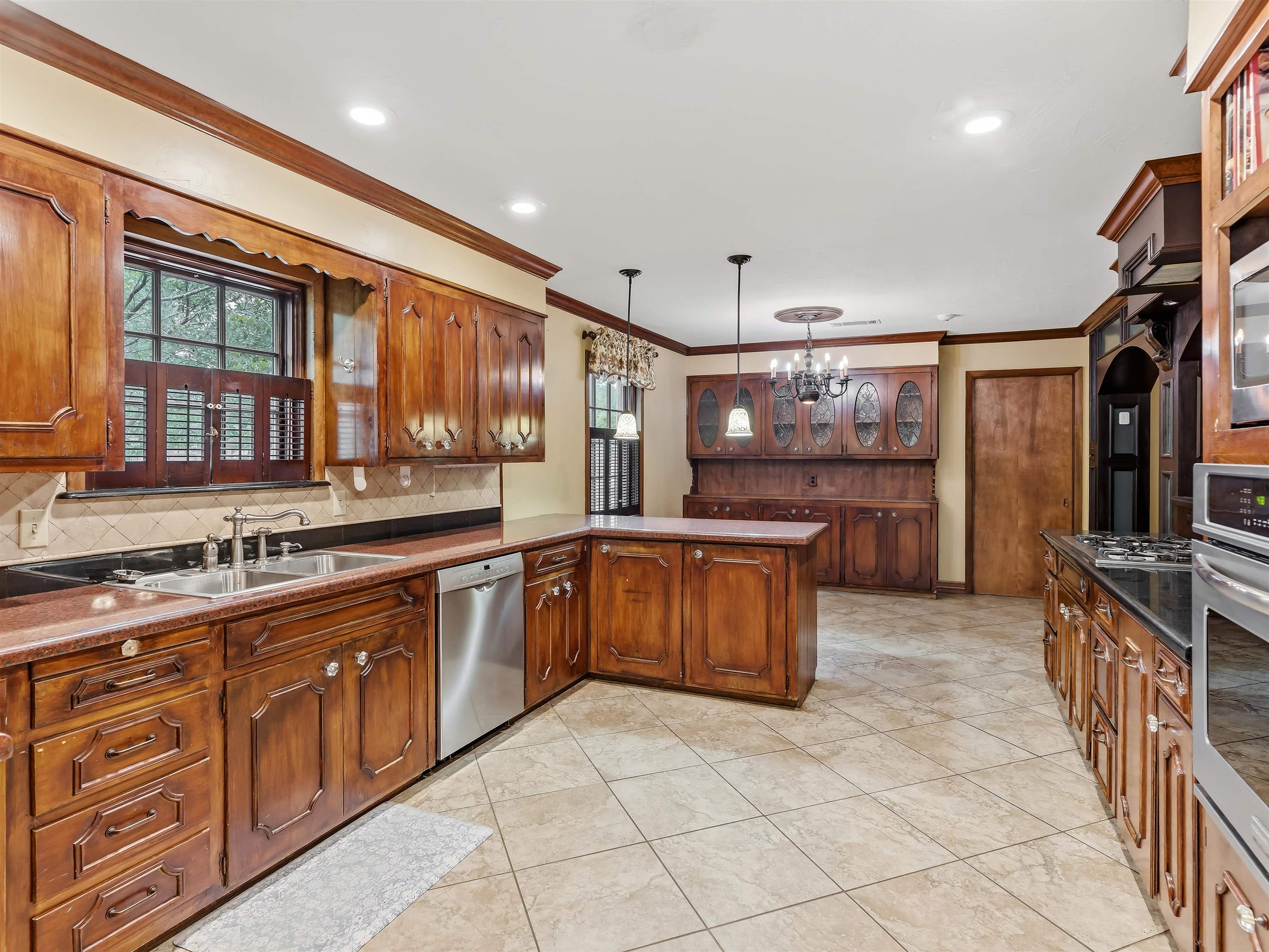 1990 Edson Drive Beaumont, TX 77706 - Photo 10 of 35