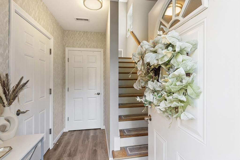 22 Apthorp Street Worcester, MA 01606 - Photo 2 of 32