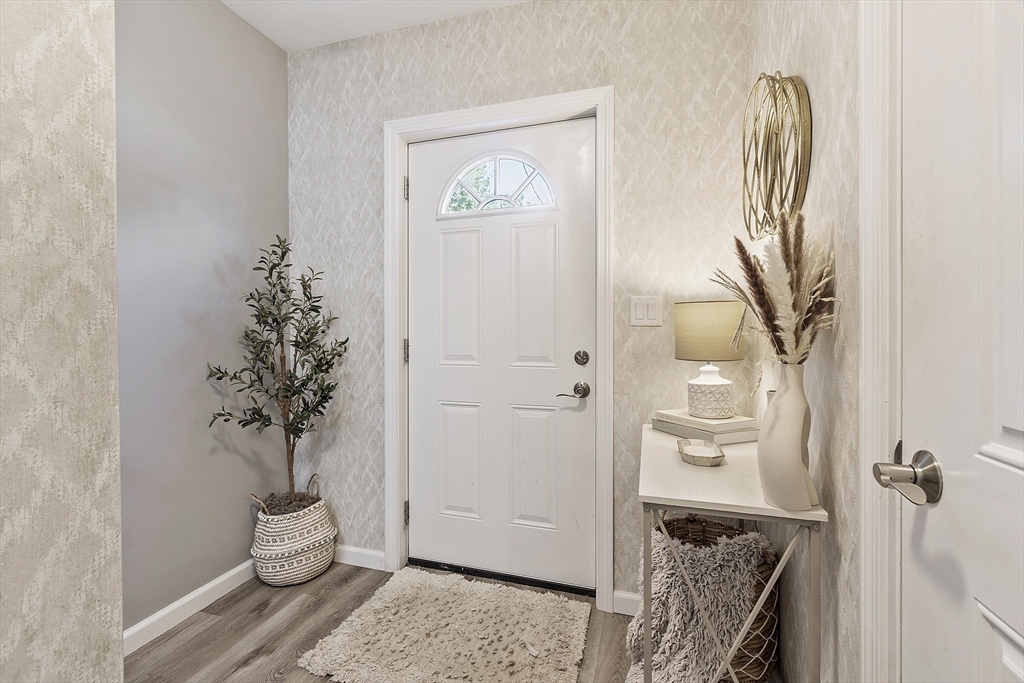 22 Apthorp Street Worcester, MA 01606 - Photo 3 of 32