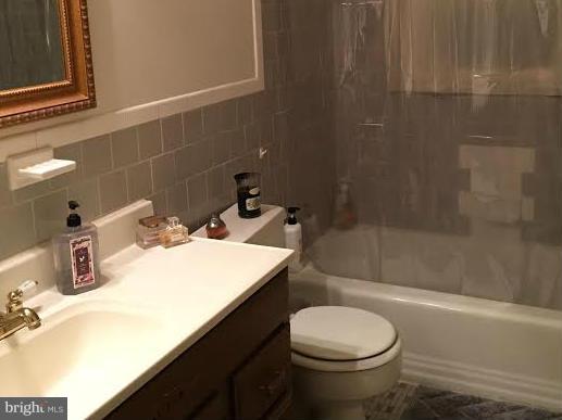 6301 Gormley Place Springfield, VA 22152 - Photo 12 of 21 Upstairs bath