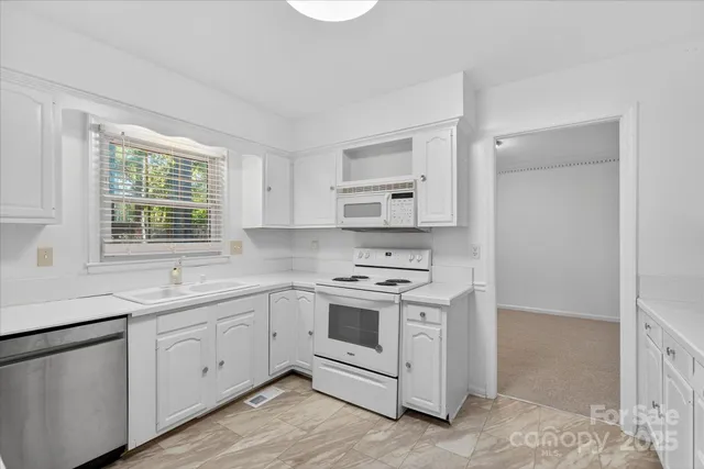 $474,999 | 10917 Blue Heron Drive, Charlotte, NC 28226