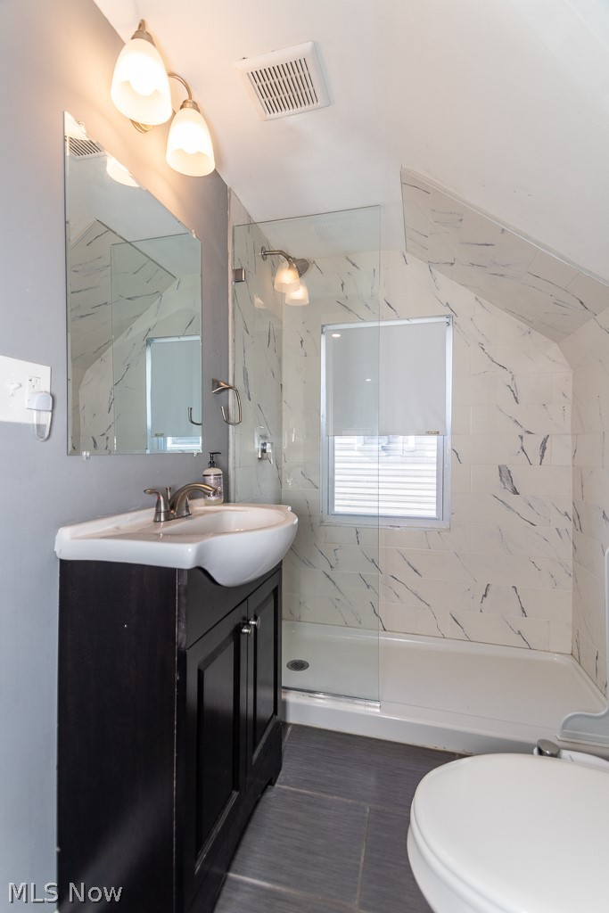 13200 Grannis Road Cleveland, OH 44125 - Photo 19 of 31 2nd floor bathroom