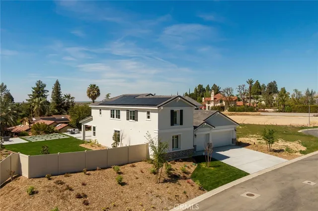 a view of an entrance of the house