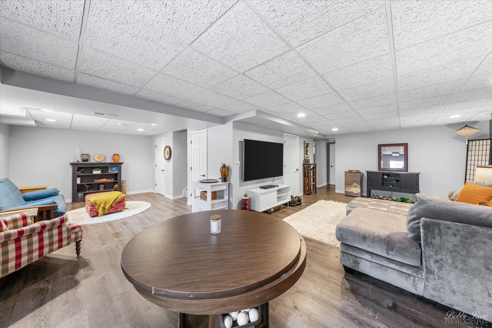 439 South Church Road Bensenville, IL 60106 - Photo 34 of 49 a living room with furniture kitchen view and a flat screen tv