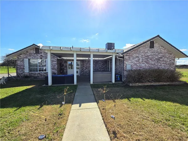 a view of yard with green space