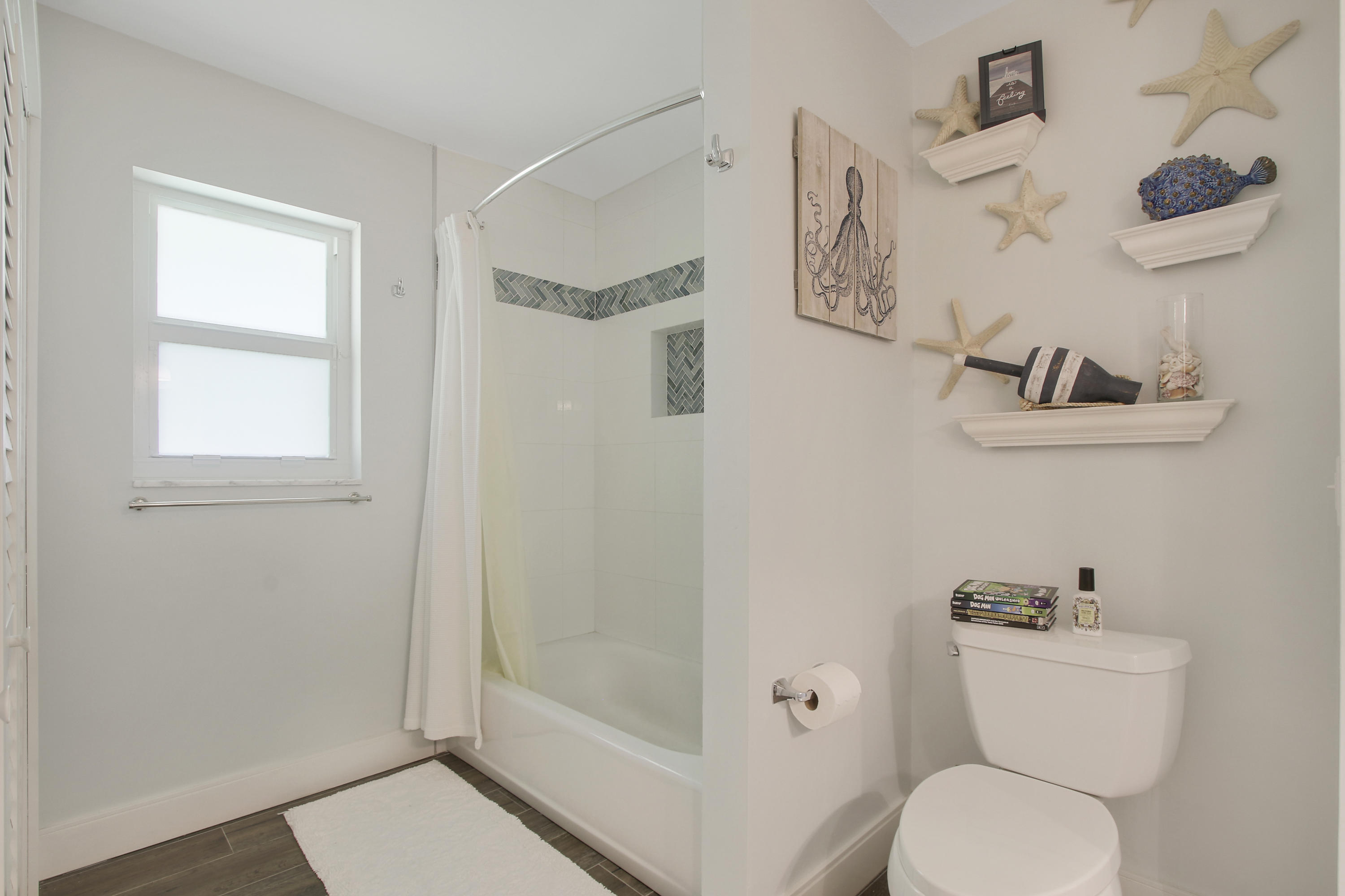 143 Gulfstream Road North Palm Beach, FL 33408 - Photo 22 of 26 guest bathroom