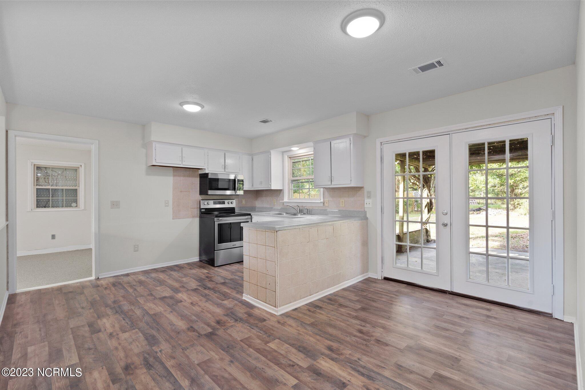 534 Cathay Road Wilmington, NC 28412 - Photo 5 of 28 37-web-or-mls-DSC08774