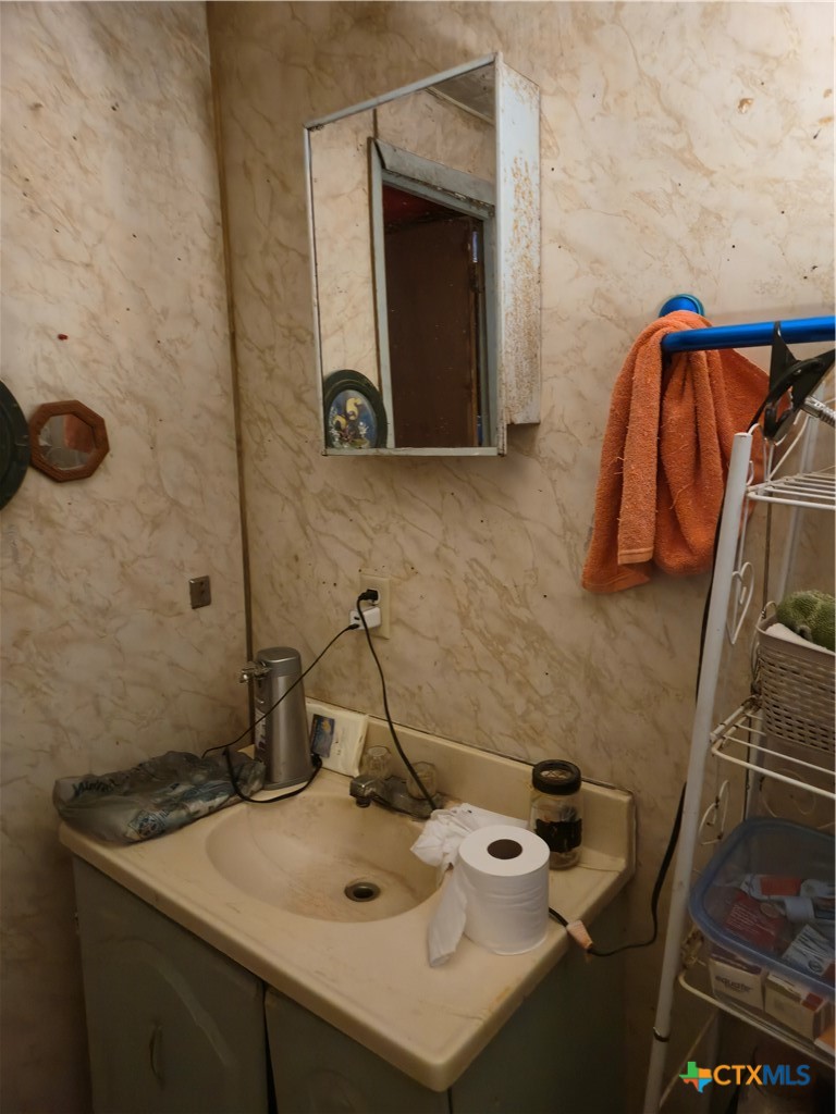 2518 Thompson Street Victoria, TX 77901 - Photo 7 of 12