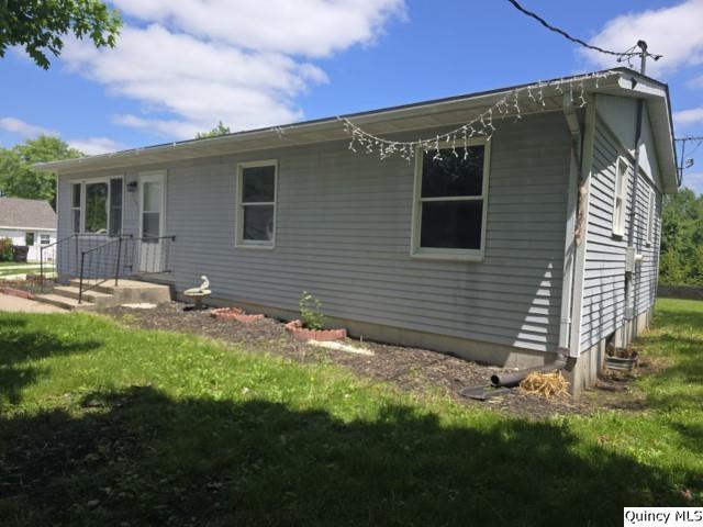 219 South 1st Street Carthage, IL 62321 - Photo 25 of 28 a backyard of a house with table and chairs