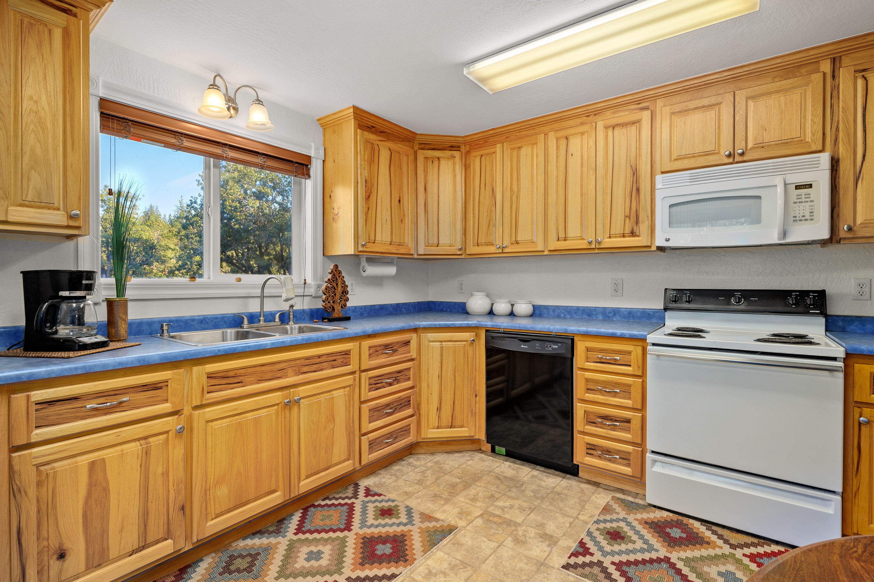 536 Ragsdale Road Trail, OR 97541 - Photo 48 of 67 a kitchen with stainless steel appliances granite countertop a stove a sink and a refrigerator