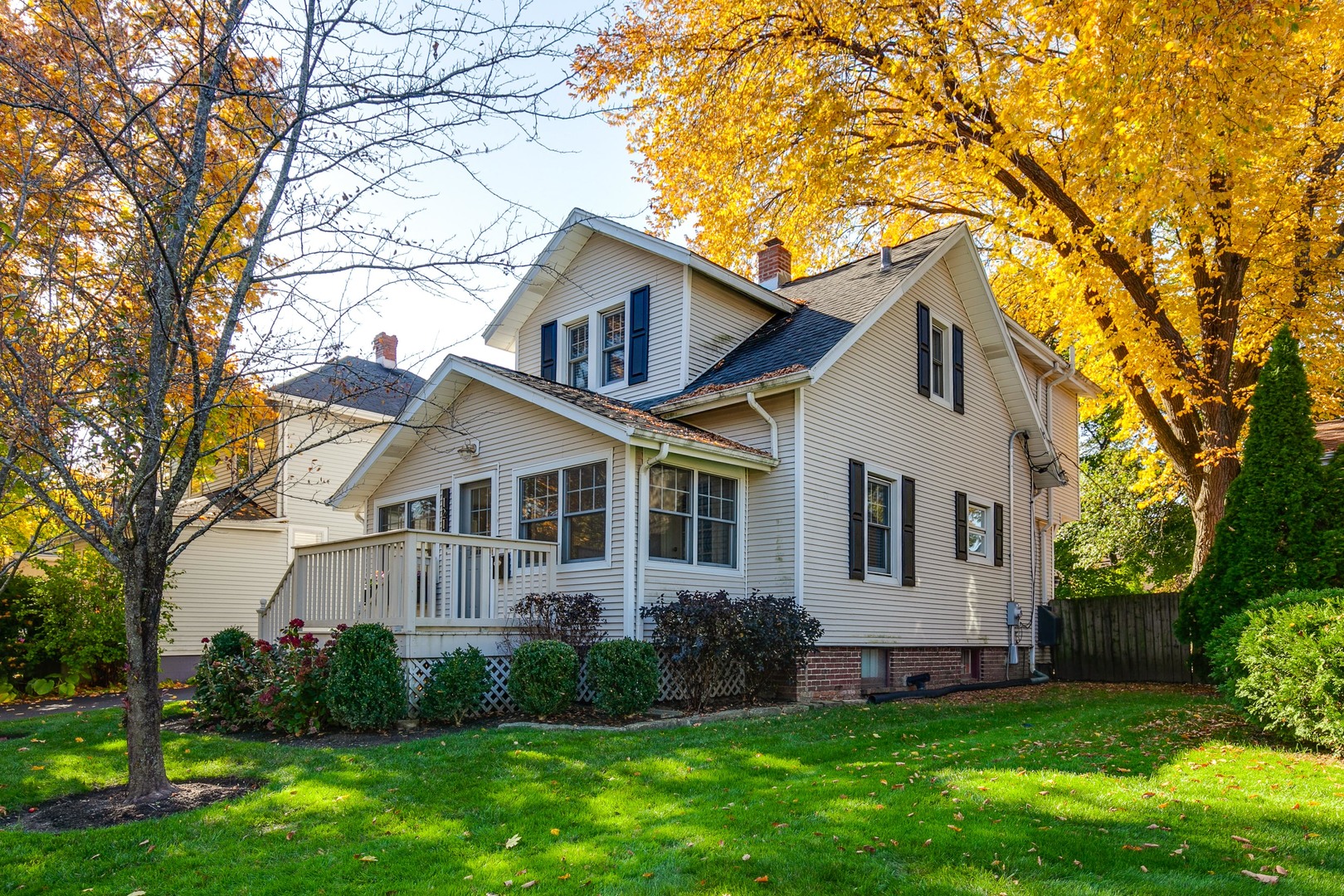 1214 Griffith Road Lake Forest, IL 60045 - Photo 2 of 24 front view of a house with a yard