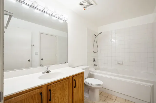 $183,500 | 1000 East 53rd Street, Unit 219, Chicago, IL 60615