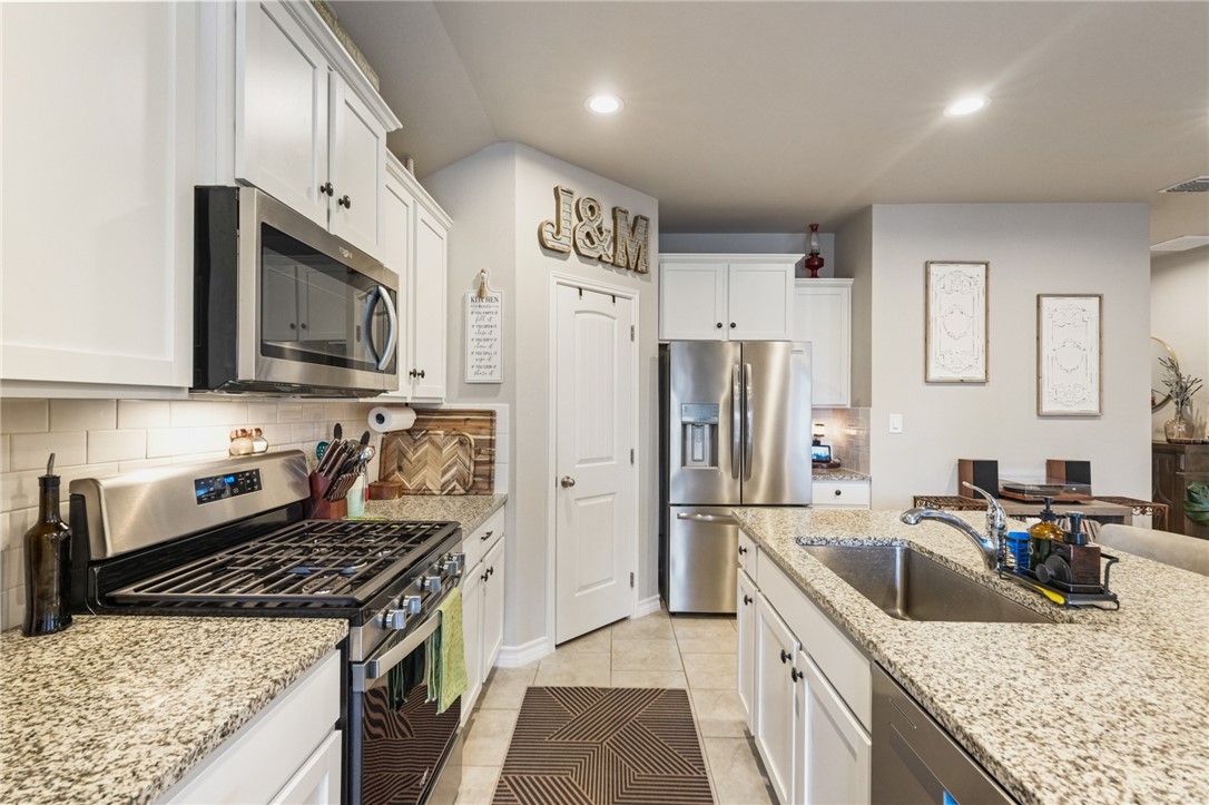 103 Donegal Street Sinton, TX 78387 - Photo 7 of 29 a kitchen with stainless steel appliances granite countertop a refrigerator stove microwave and sink