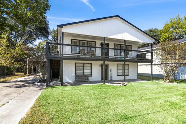 a view of entryway with a yard