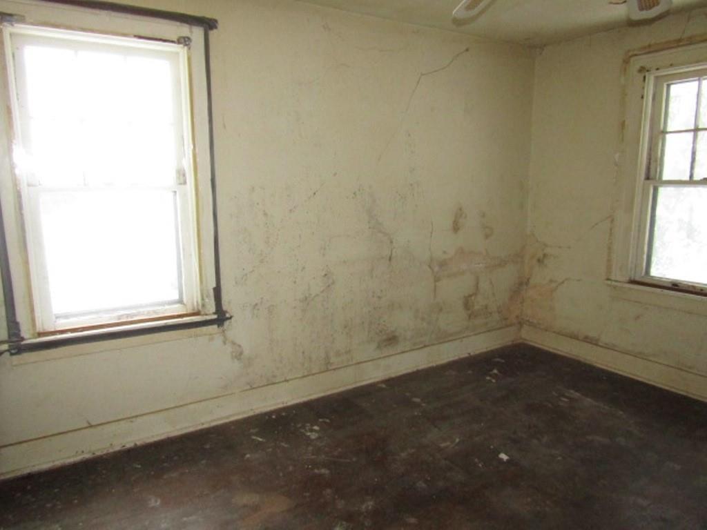 234 Spring Run Road Crescent, PA 15046 - Photo 15 of 24 an empty room with a window