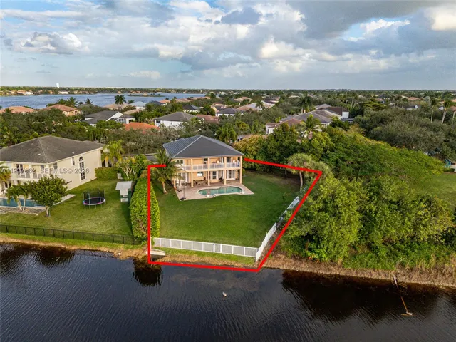 a view of a house with backyard and garden