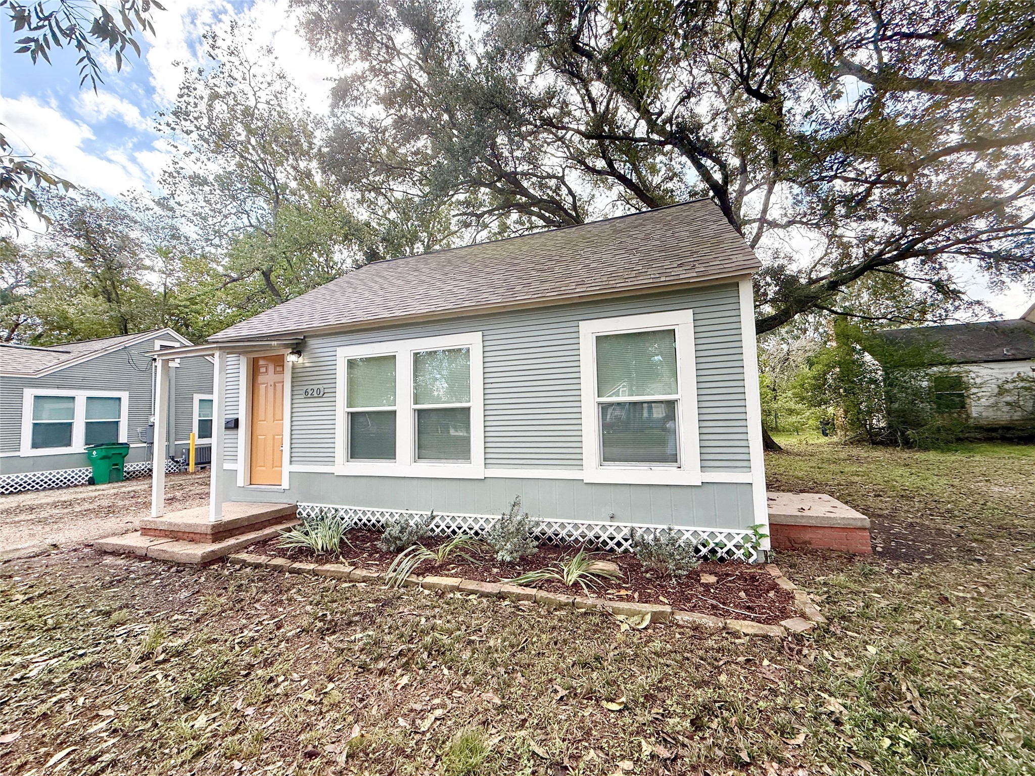 620 East Magnolia Street Angleton, TX 77515 - Photo 2 of 20 front view of a house with a yard