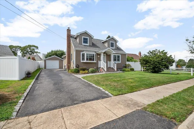 $800,000 | 21 North Crescent Drive, Farmingdale, NY 11735