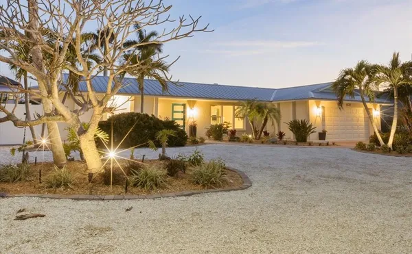 $1,885,000 | 608 Gladstone Lane, Holmes Beach, FL 34217