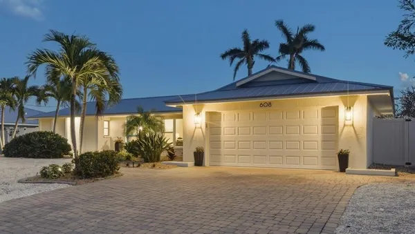 $1,885,000 | 608 Gladstone Lane, Holmes Beach, FL 34217