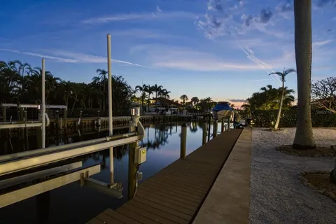 $1,885,000 | 608 Gladstone Lane, Holmes Beach, FL 34217