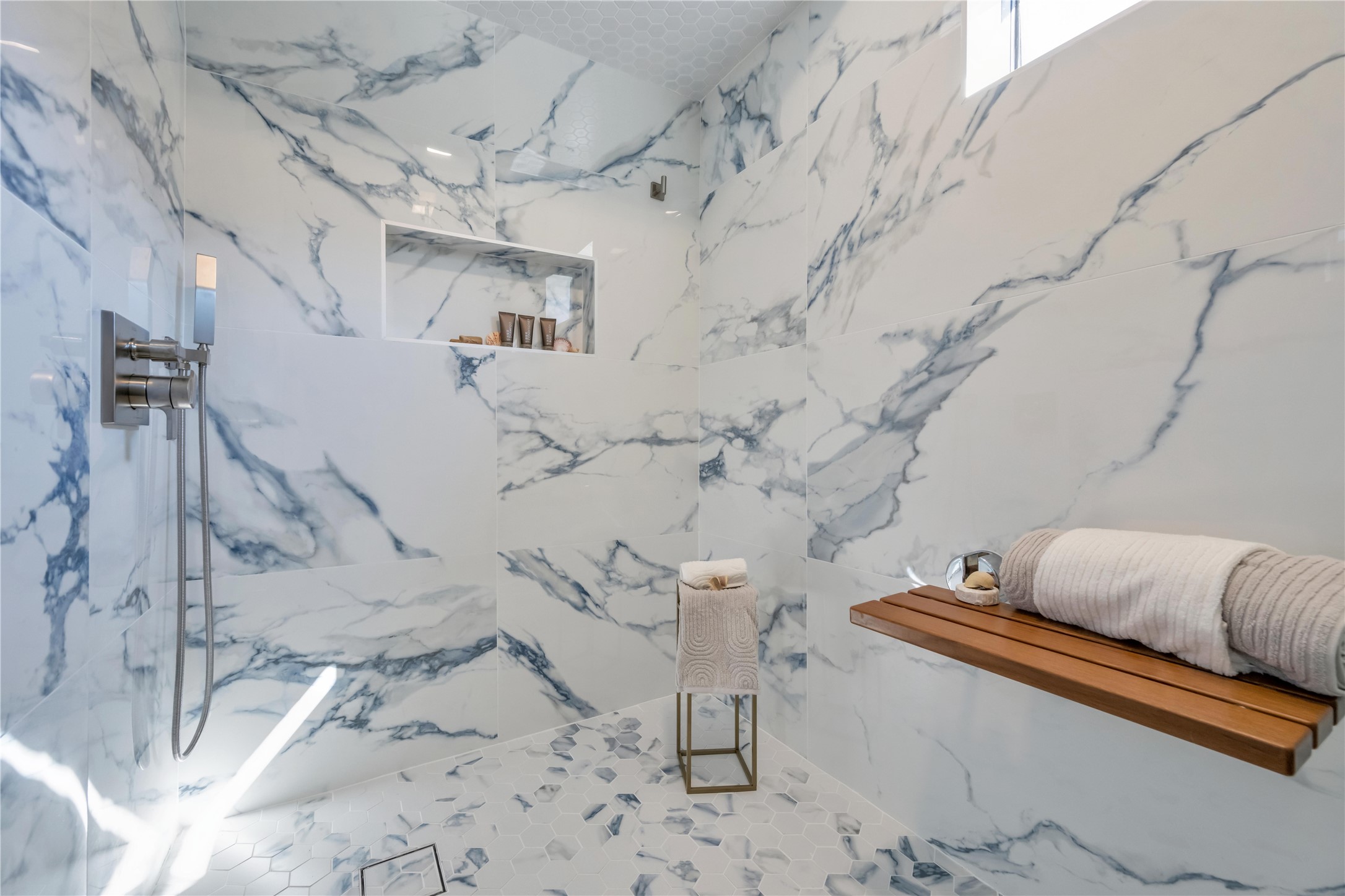 30 Regency Montgomery, TX 77356 - Photo 33 of 47 a bath room with a couch