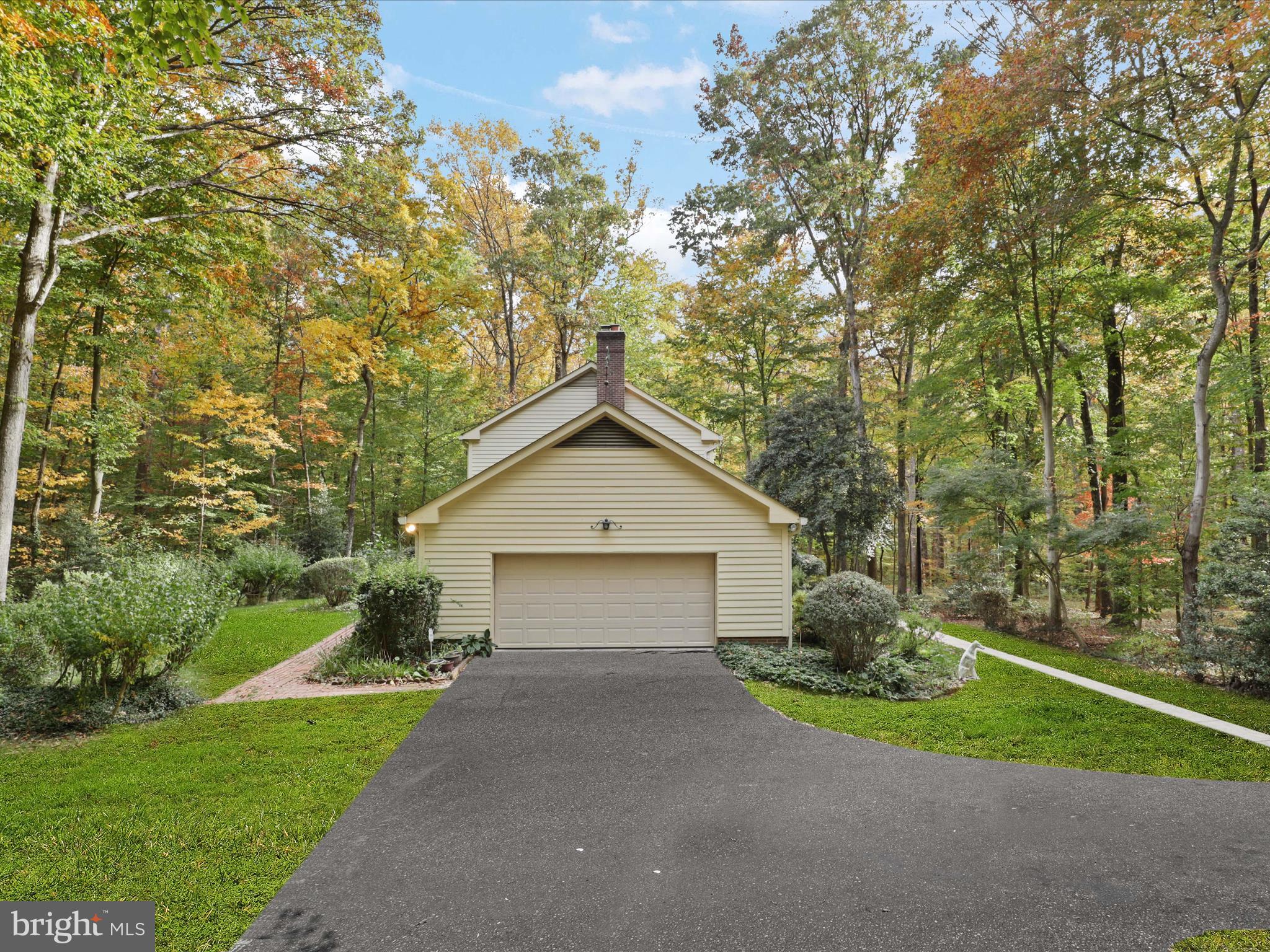 12134 Beaver Creek Road Clifton, VA 20124 - Photo 8 of 44 2 Car Garage