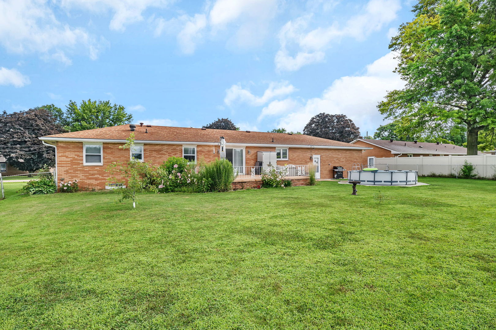 1413 Sharon Road Streator, IL 61364 - Photo 29 of 32 a front view of a house with a garden