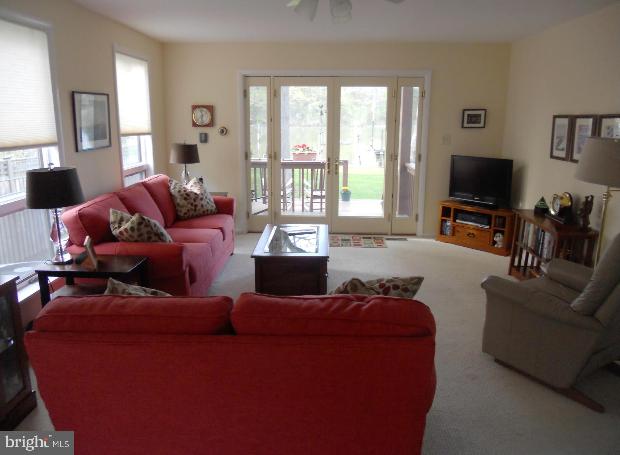 2024 Poplar Road Baltimore, MD 21221 - Photo 7 of 30 Living Room