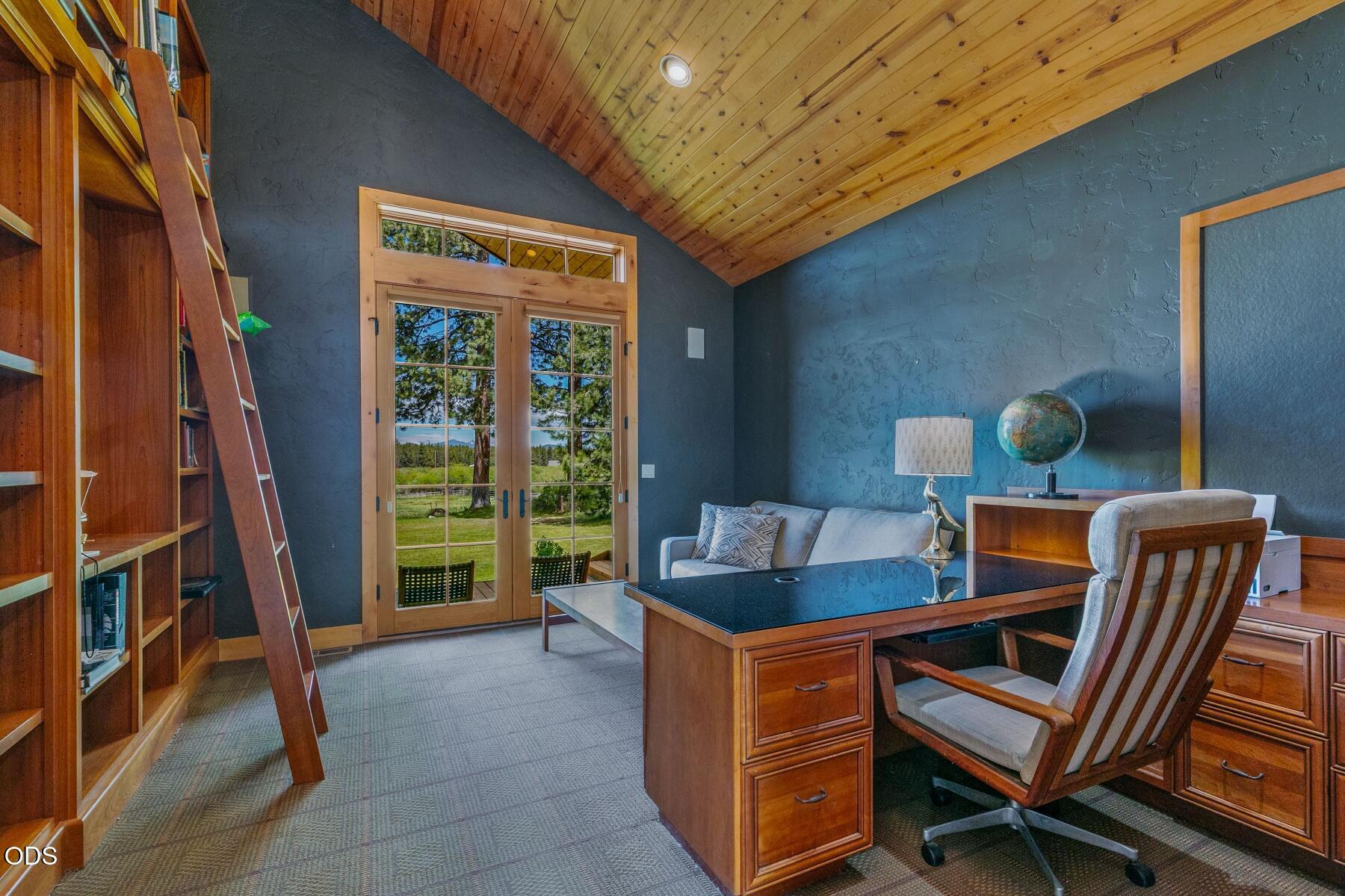 55383 Huntington Road Bend, OR 97707 - Photo 12 of 47