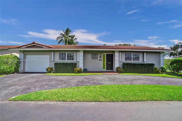 a view of front a house with a yard