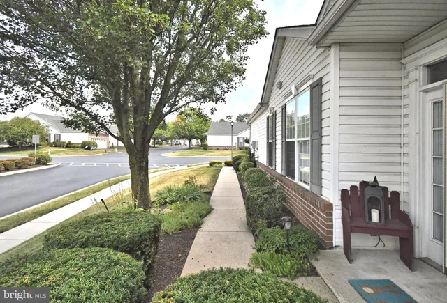 a view of a pathway with a pathway