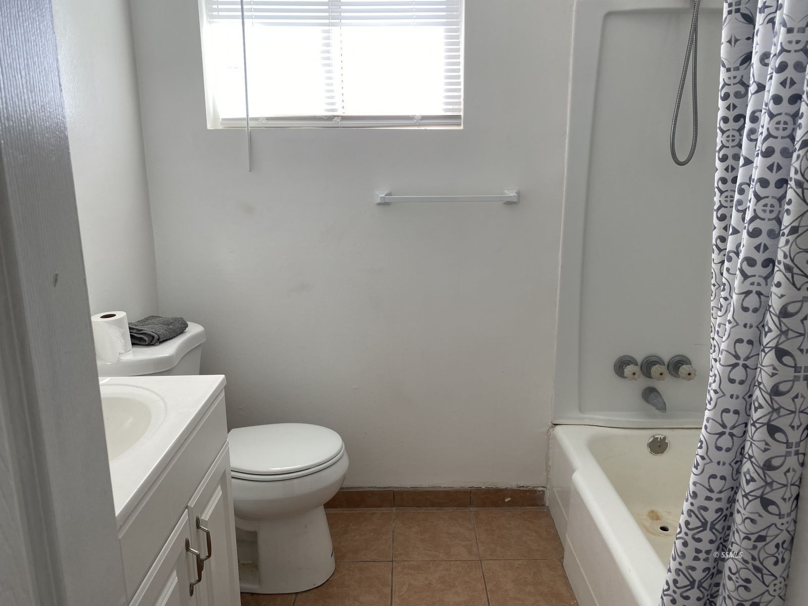 224 North Norma Street Ridgecrest, CA 93555 - Photo 8 of 11 a bathroom with a toilet and a bath tub
