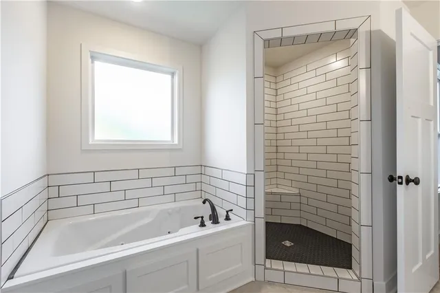 $550,000 | 7360 Northwest Clore Drive, Parkville, MO 64152