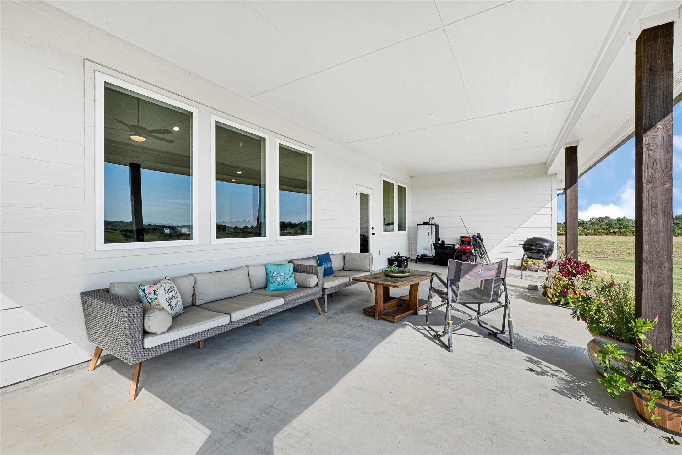 2256 West Bayshore Road Anahuac, TX 77514 - Photo 12 of 34 a living room with furniture and a large window