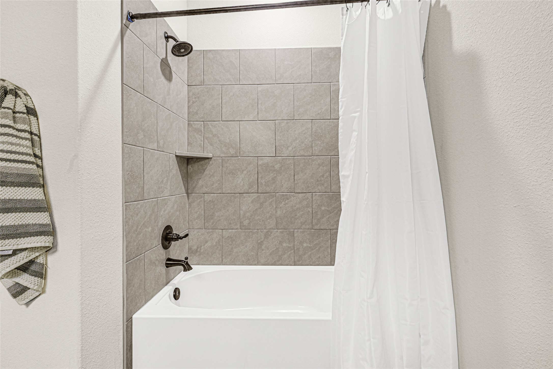 2256 West Bayshore Road Anahuac, TX 77514 - Photo 28 of 34 a bathroom with a tub