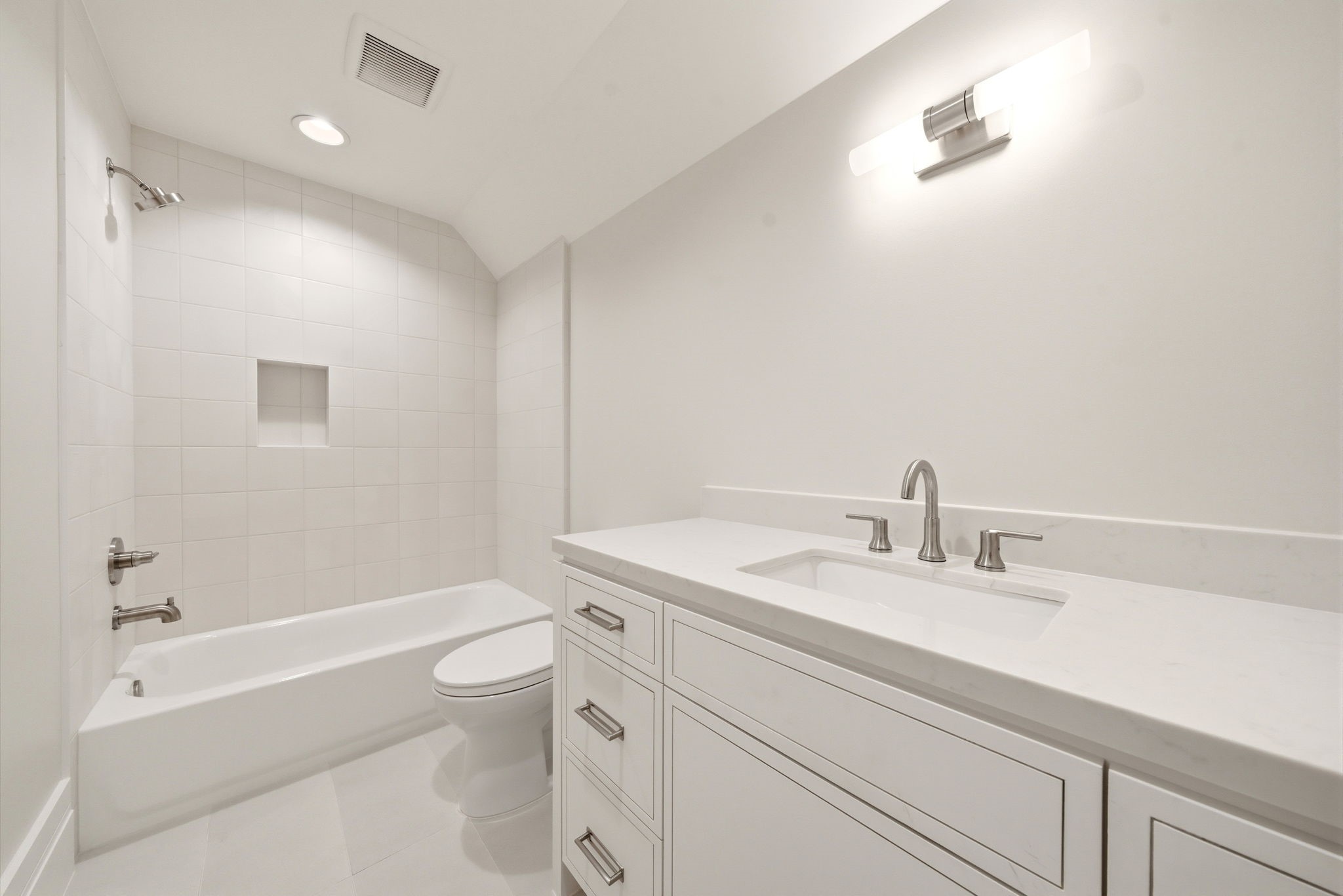 1023 Euclid Street Houston, TX 77009 - Photo 45 of 50 Third floor bathroom in between game room and bedroom suite.