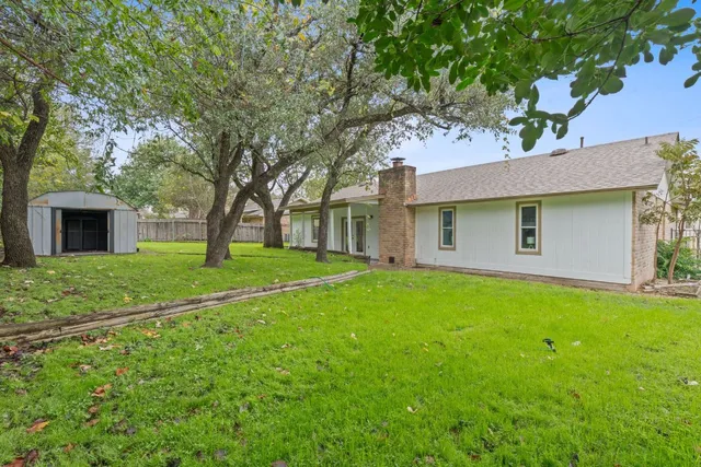 a view of a house with backyard