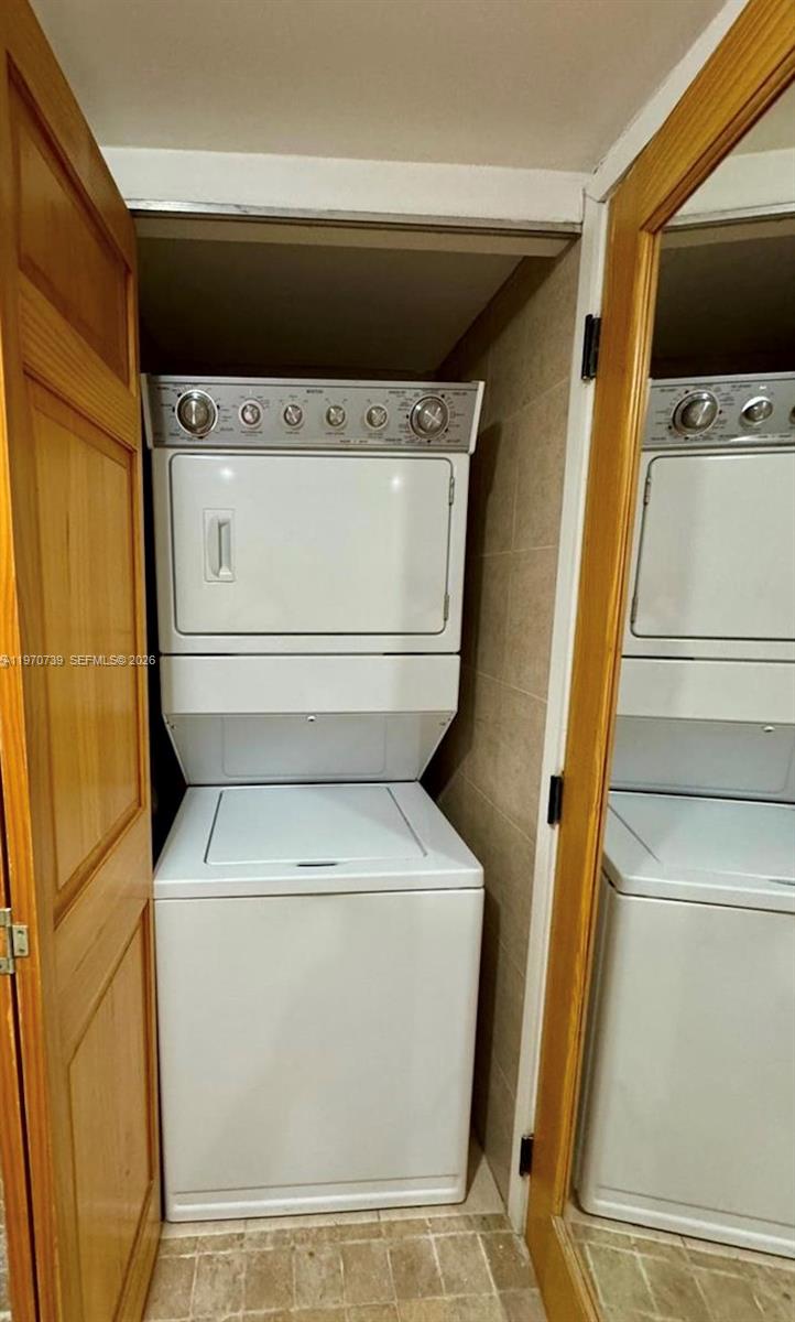 520 Brickell Key Drive, Unit A1912 Miami, FL 33131 - Photo 20 of 28 a utility room with dryer and washer