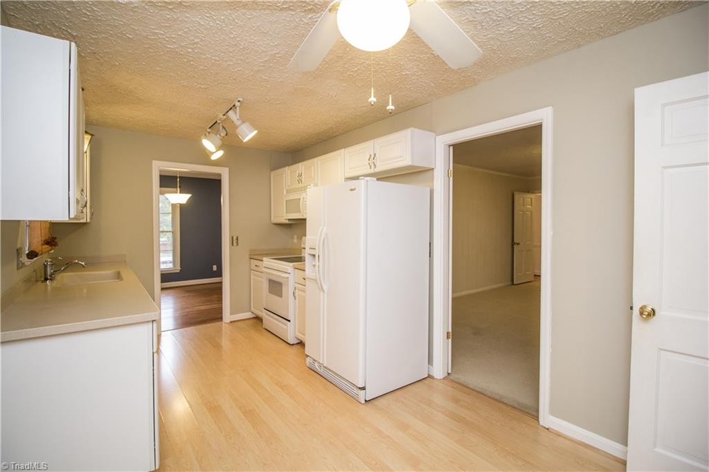 901 Oakview Road High Point, NC 27265 - Photo 9 of 27