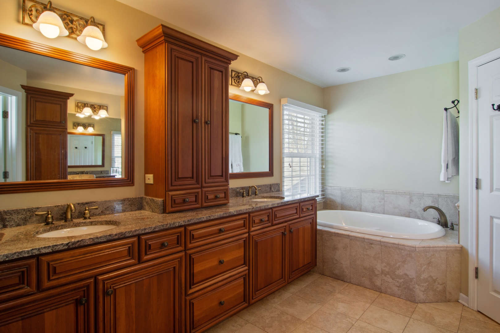 2540 Shannon Road Northbrook, IL 60062 - Photo 17 of 32 a bathroom with a tub a sink and a mirror