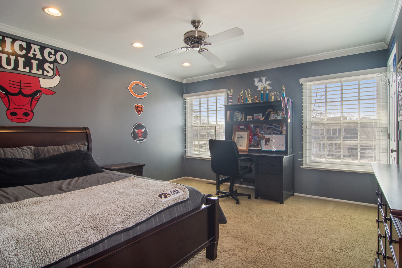 2540 Shannon Road Northbrook, IL 60062 - Photo 19 of 32 a bedroom that has a bed and a table in it