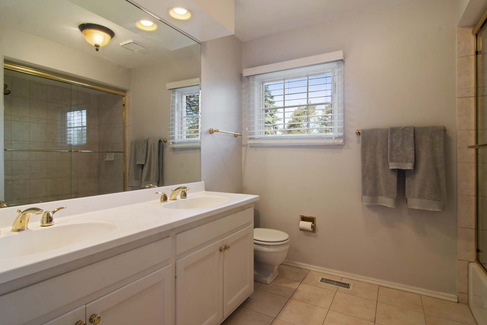 2540 Shannon Road Northbrook, IL 60062 - Photo 23 of 32 a bathroom with a sink toilet and mirror