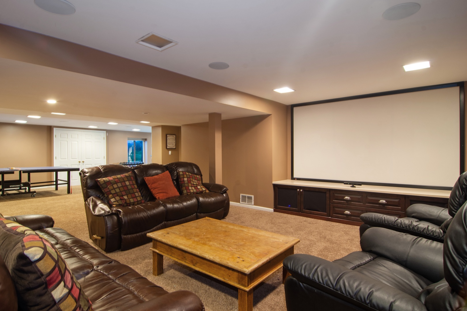 2540 Shannon Road Northbrook, IL 60062 - Photo 24 of 32 a living room with furniture