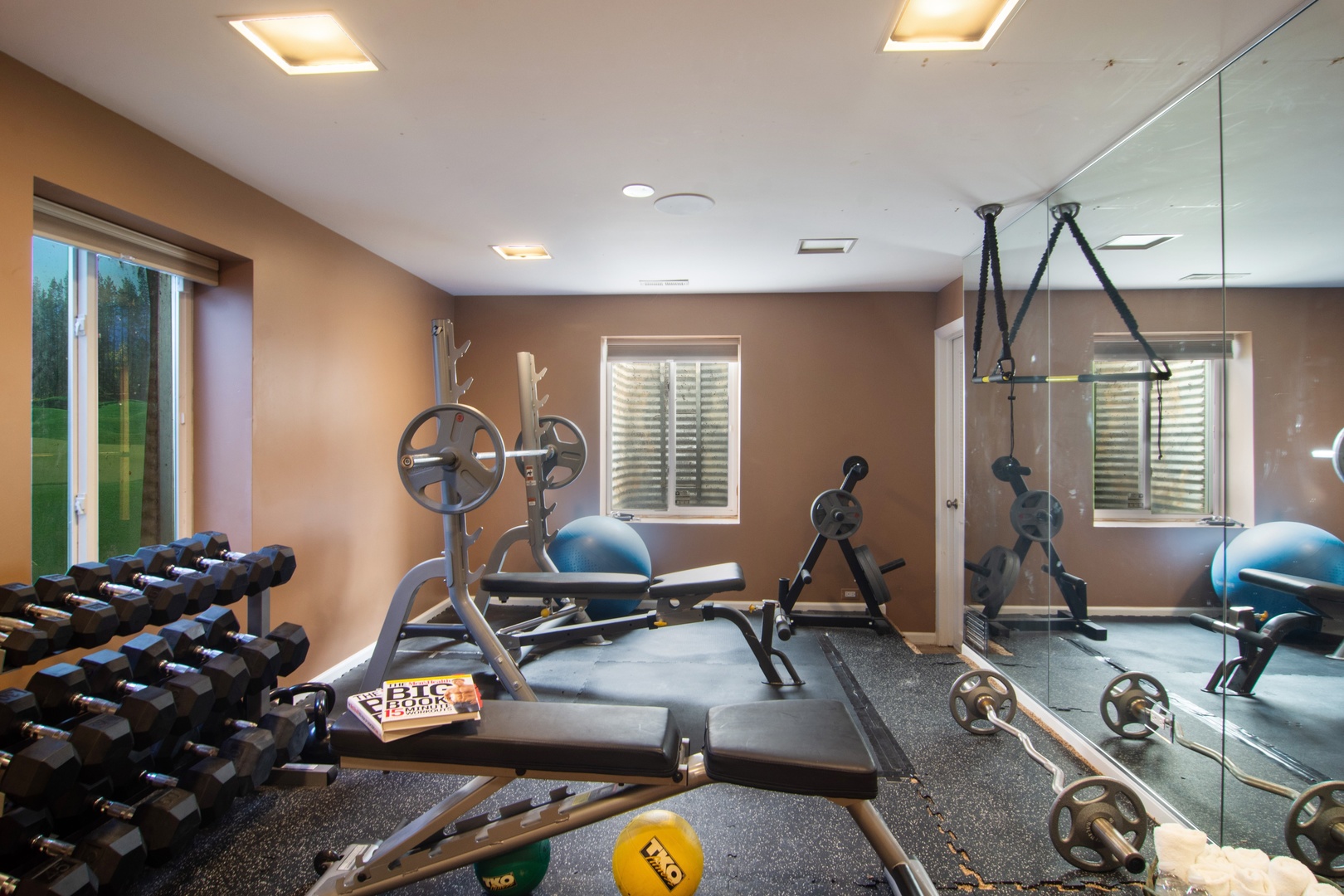 2540 Shannon Road Northbrook, IL 60062 - Photo 26 of 32 a view of a room with gym equipment