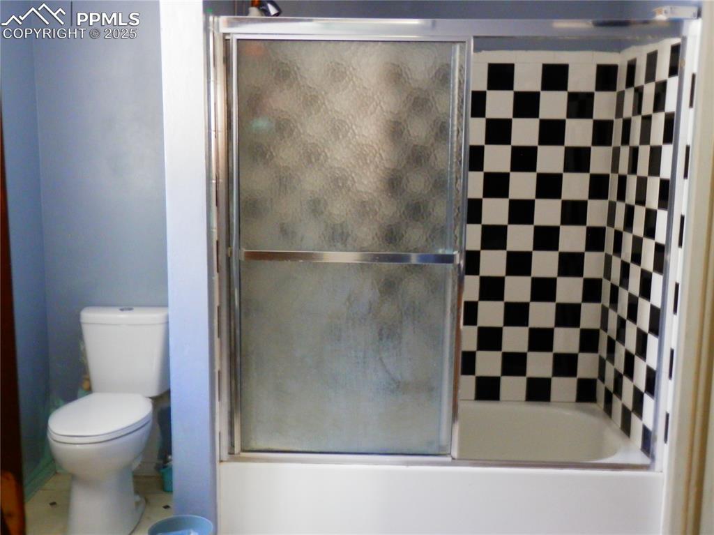 4450 Chaparral Road Colorado Springs, CO 80917 - Photo 20 of 29 a bathroom with a bathtub and a toilet