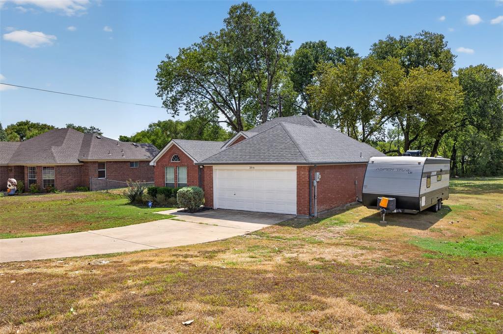 304 Daisy Road Midlothian, TX 76065 - Photo 7 of 27 Gallery Image 7