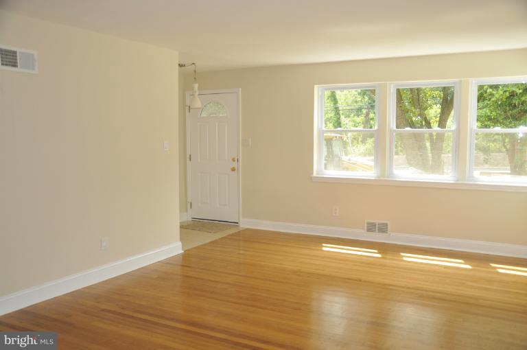 6713 Adelphi Road University Park, MD 20782 - Photo 2 of 23 Living Room